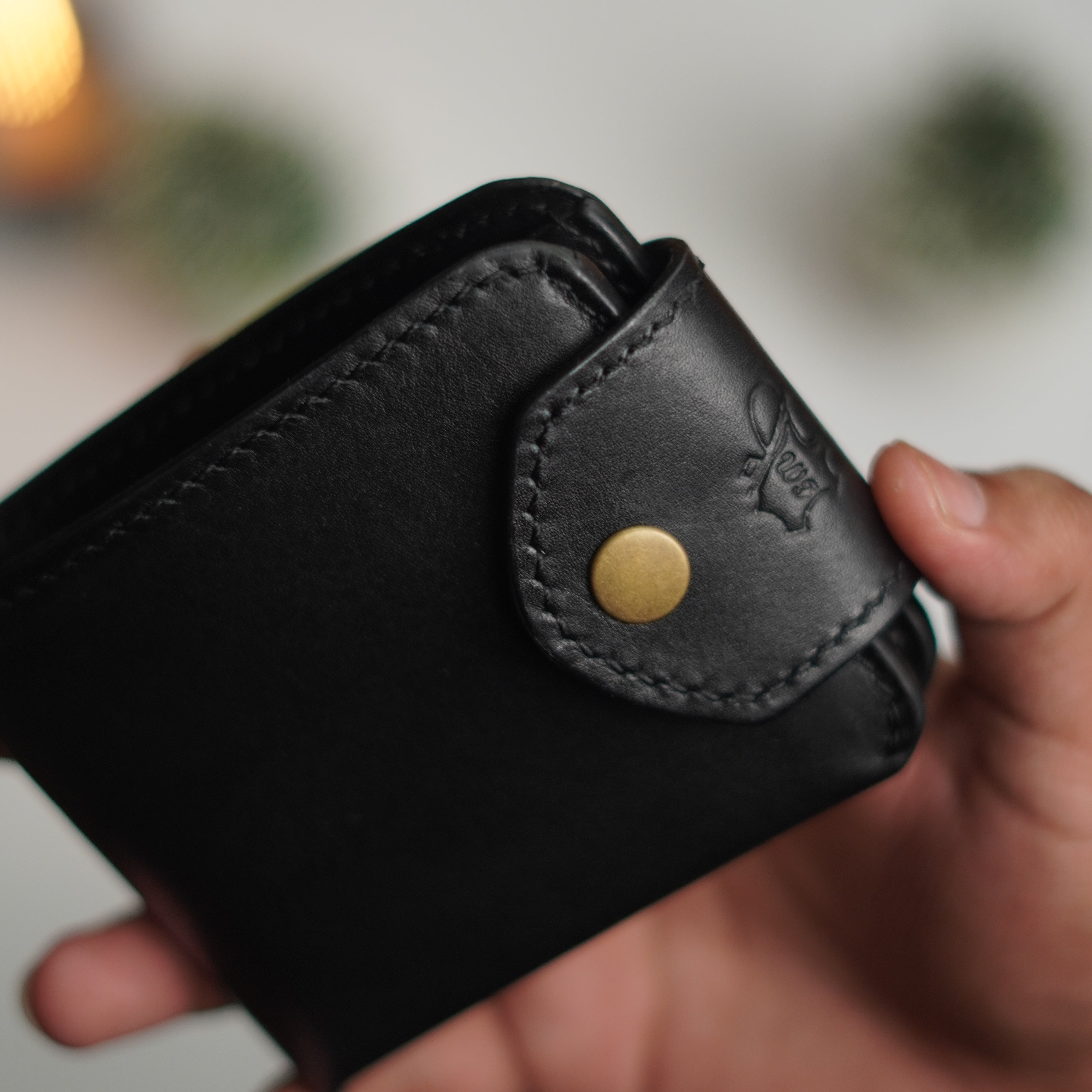 No. 81 classic full stitched bifold wallet Black with snap button