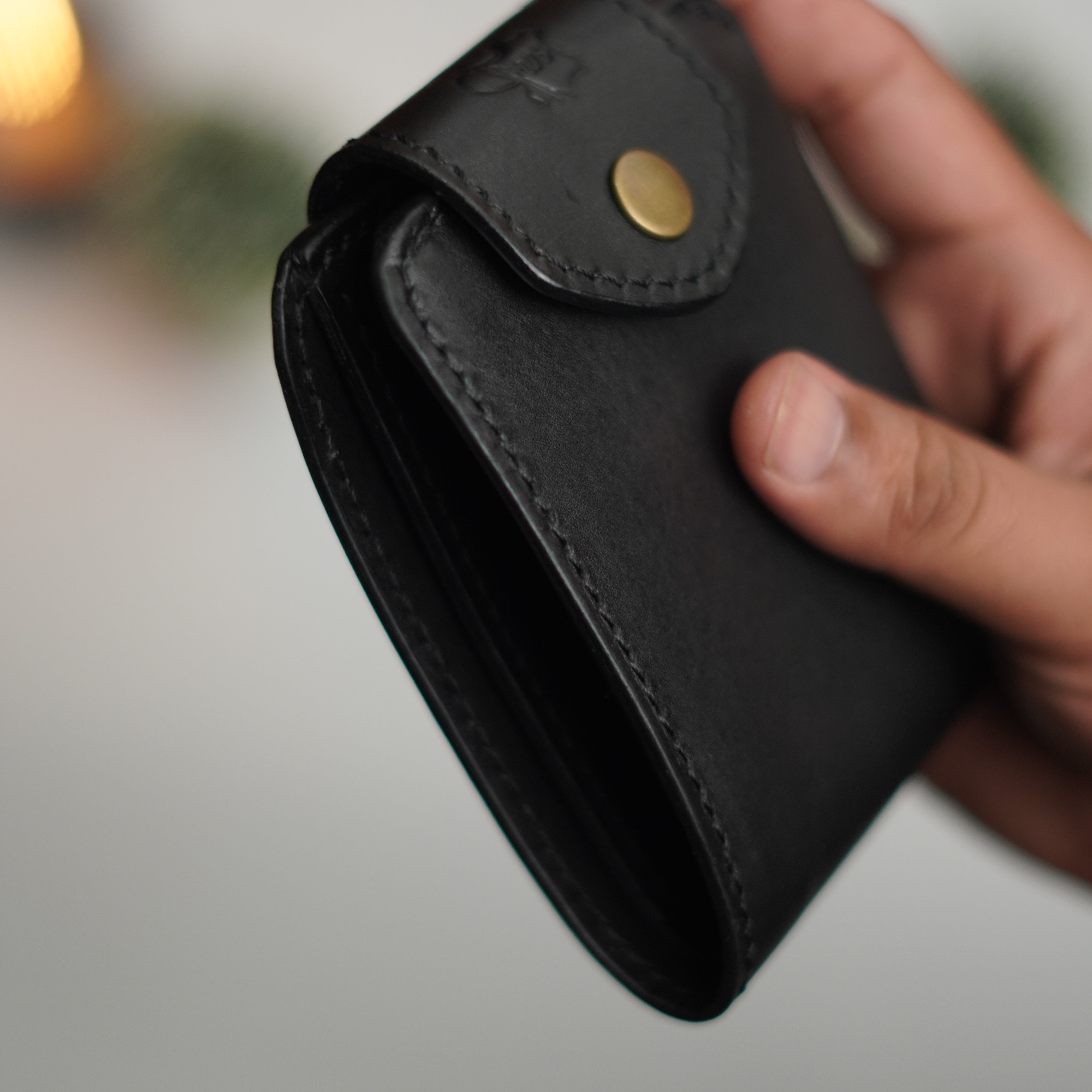 No. 81 classic full stitched bifold wallet Black with snap button