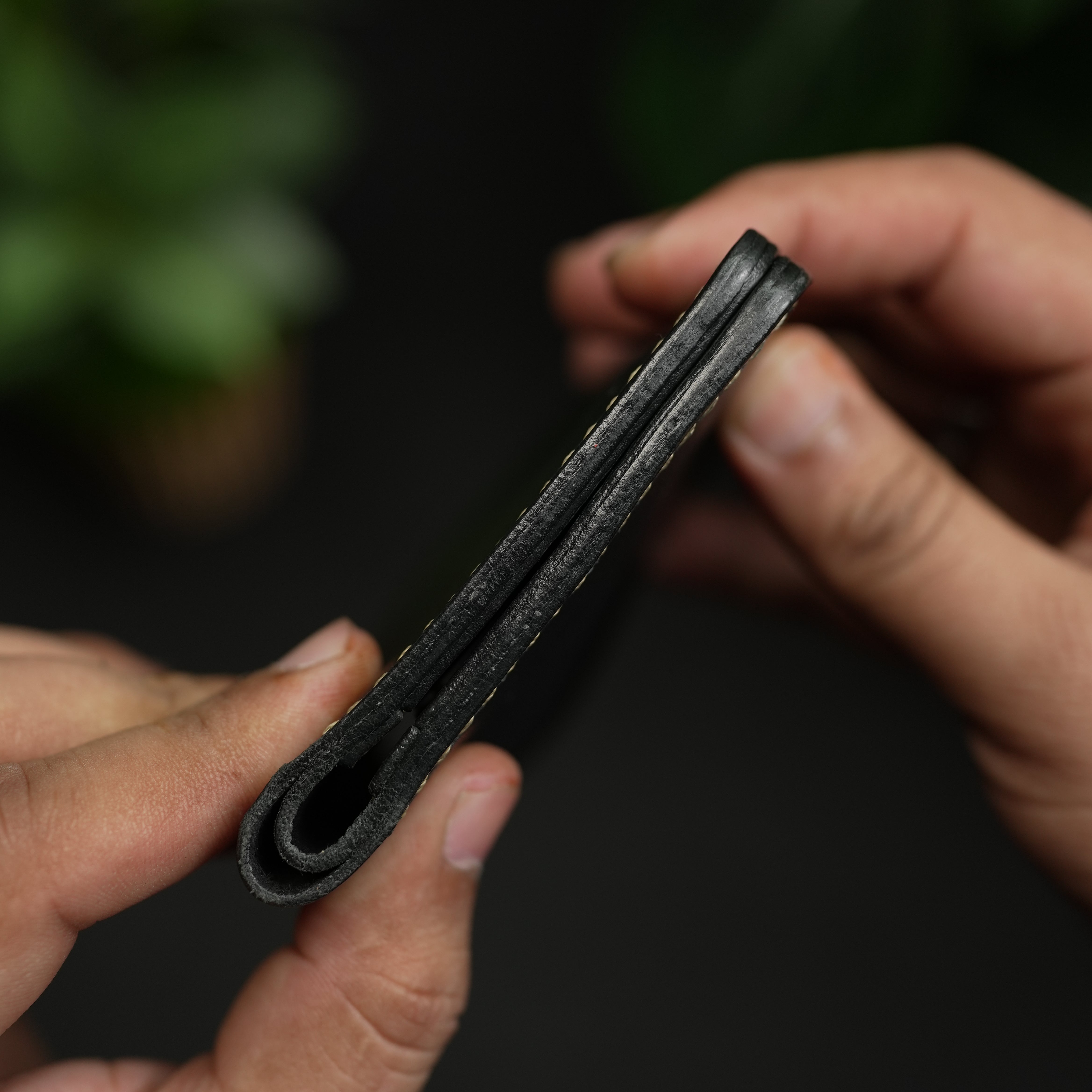 No. 86 vertical bifold wallet Black vegtan leather