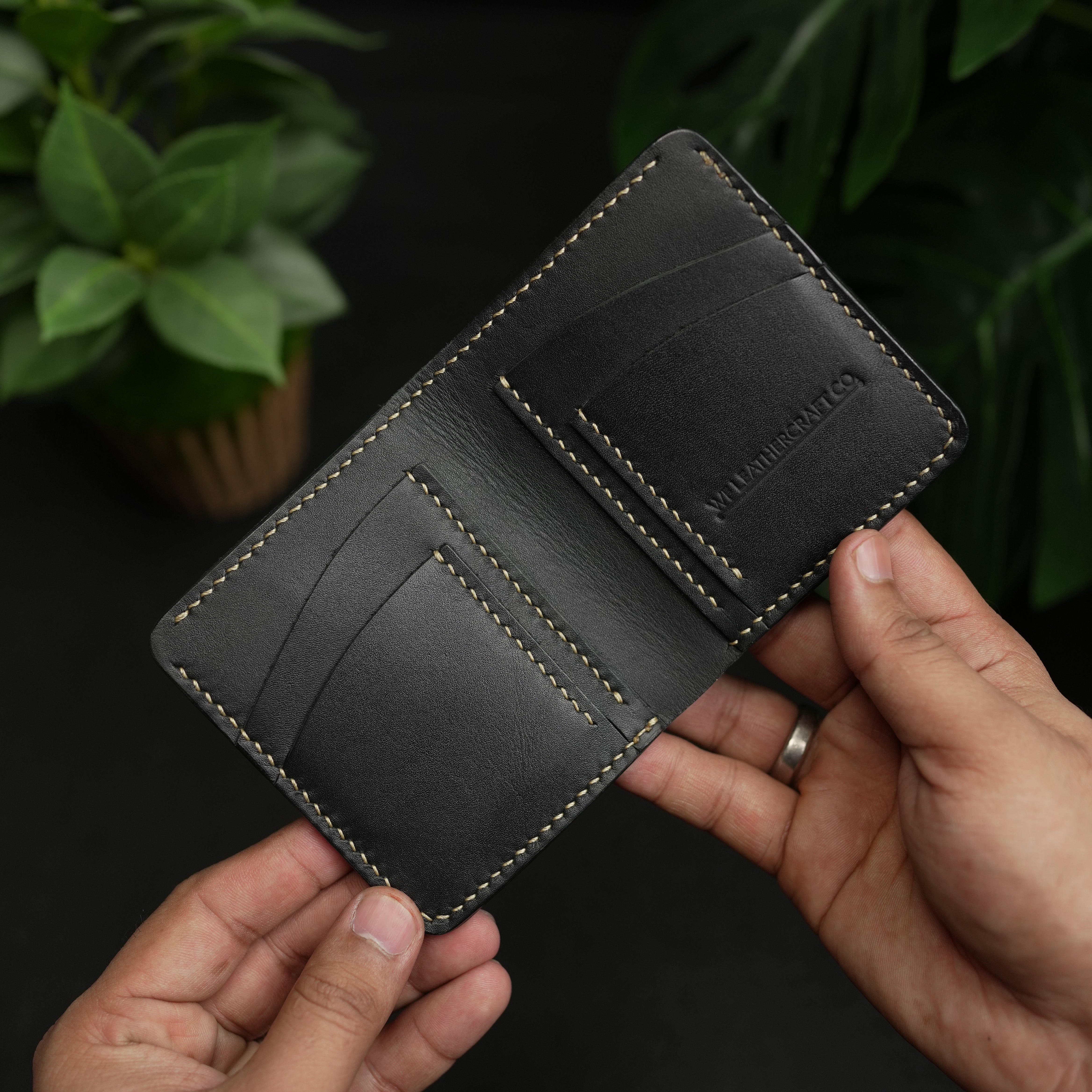 No. 86 vertical bifold wallet Black vegtan leather