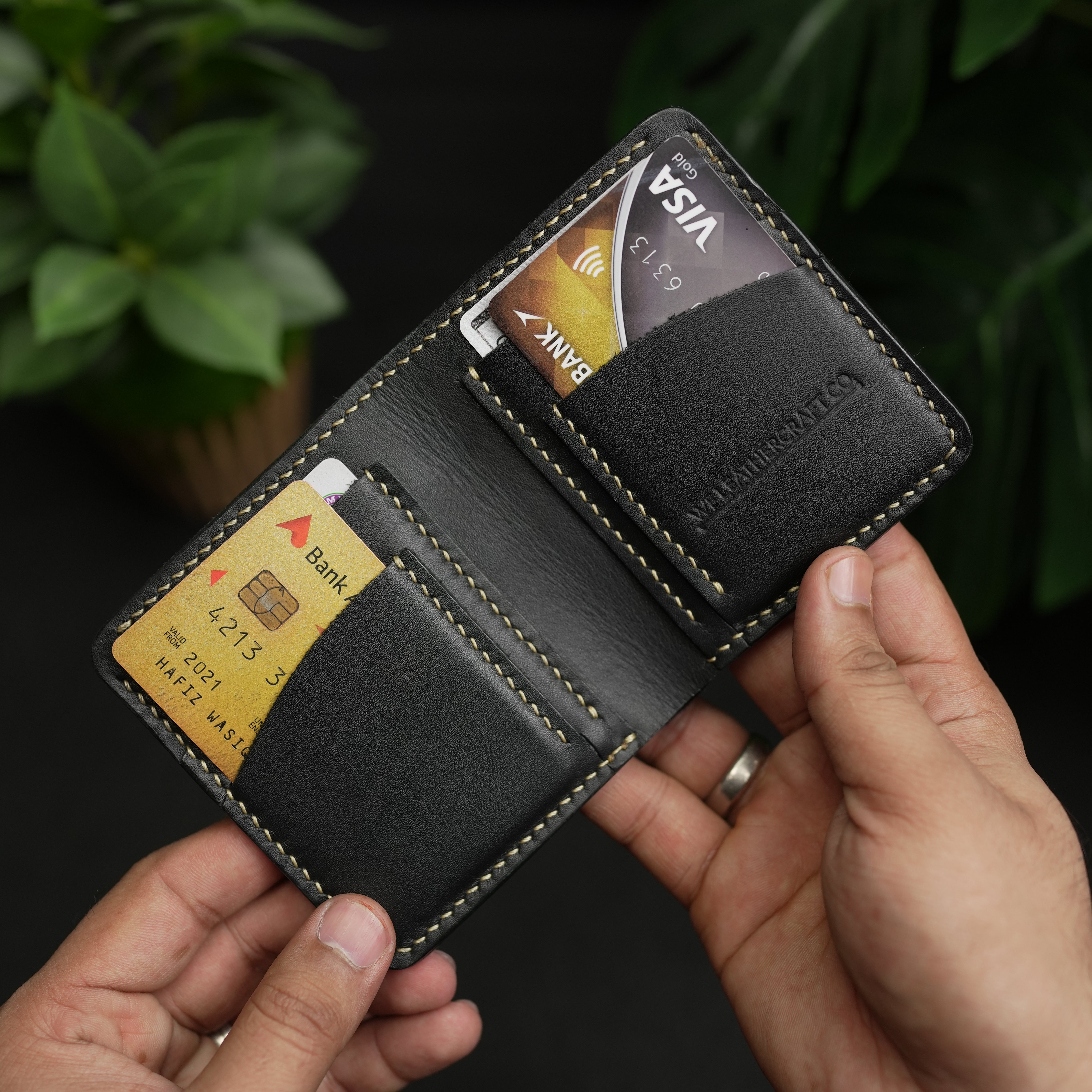 No. 86 vertical bifold wallet Black vegtan leather