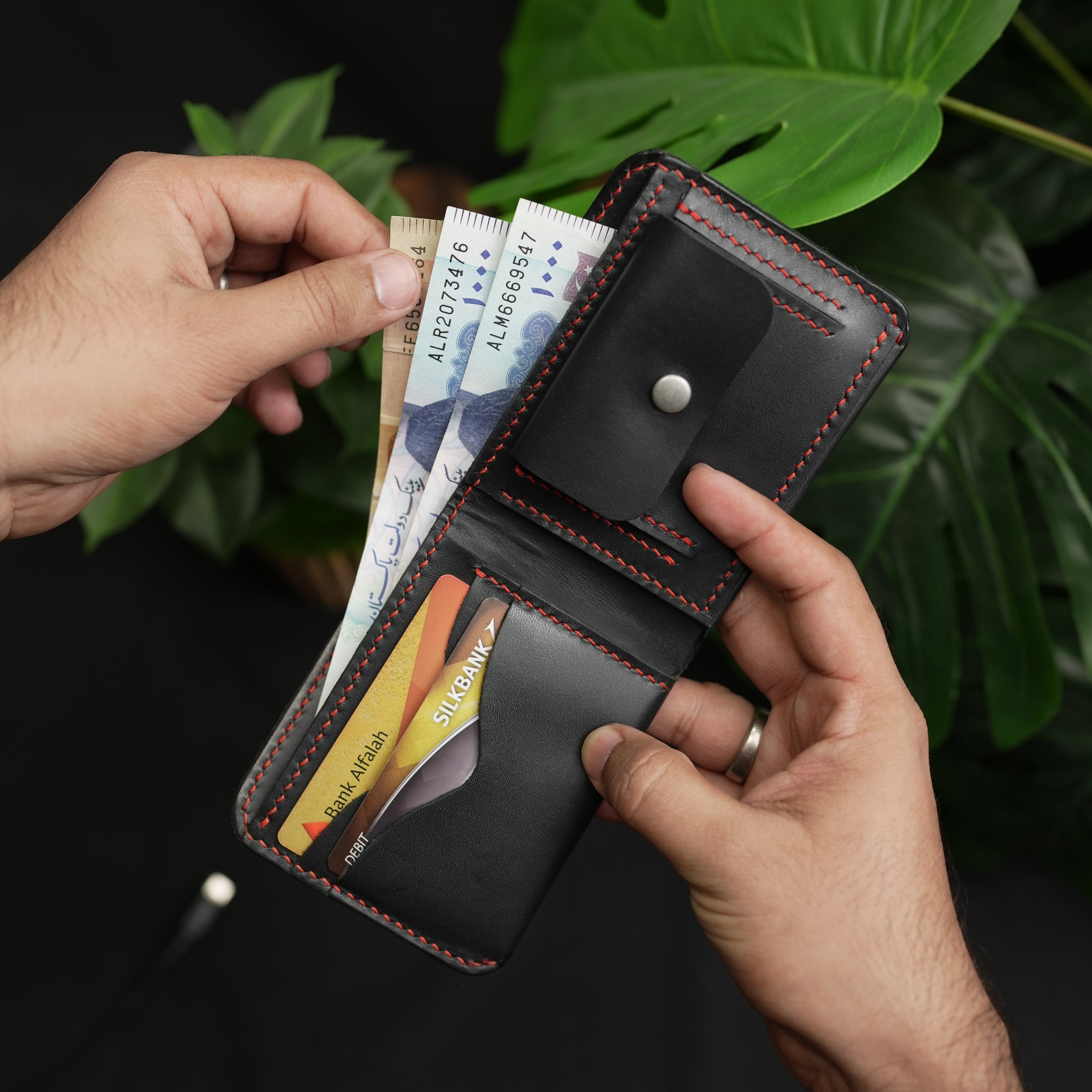 No. 81 Classic with coin pocket Leather wallet Black color