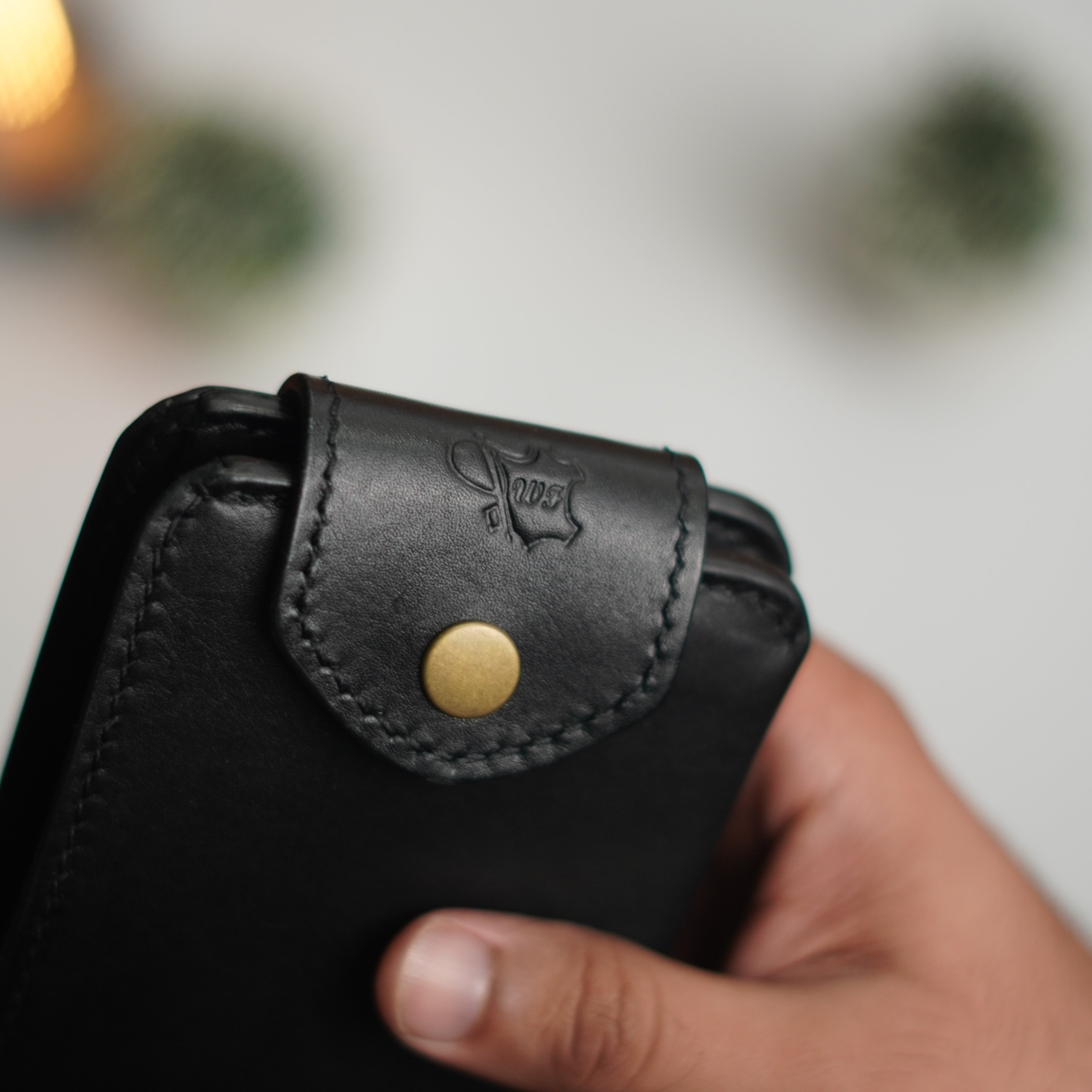 No. 81 classic full stitched bifold wallet Black with snap button